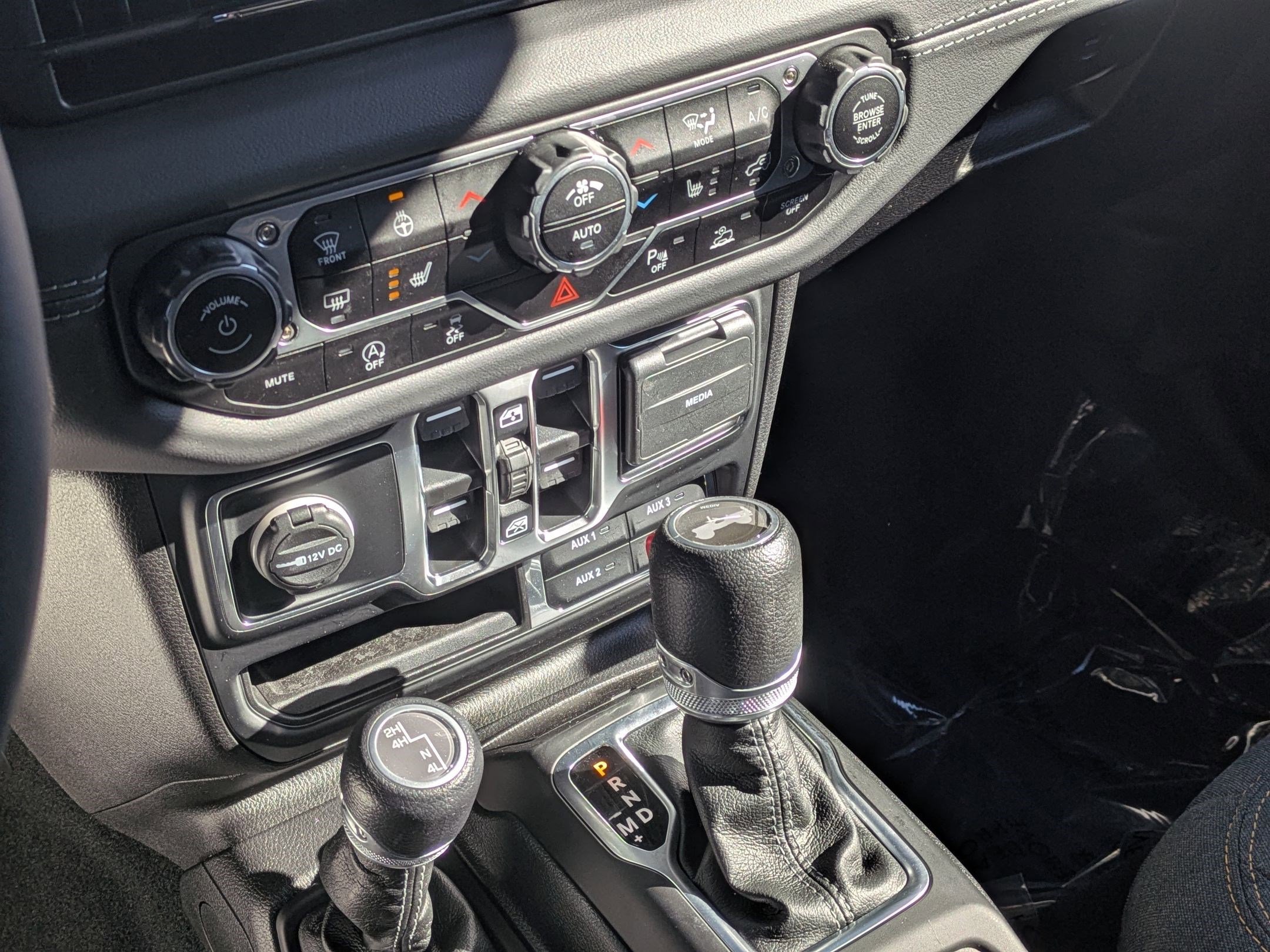 Used 2024 Jeep Wrangler Sahara w/ Safety Group image 14