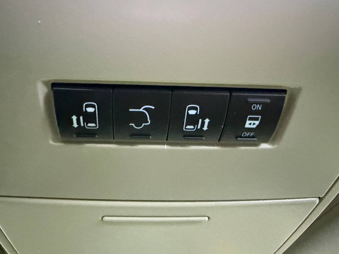 Used 2015 Chrysler Town & Country Touring FWD image 23