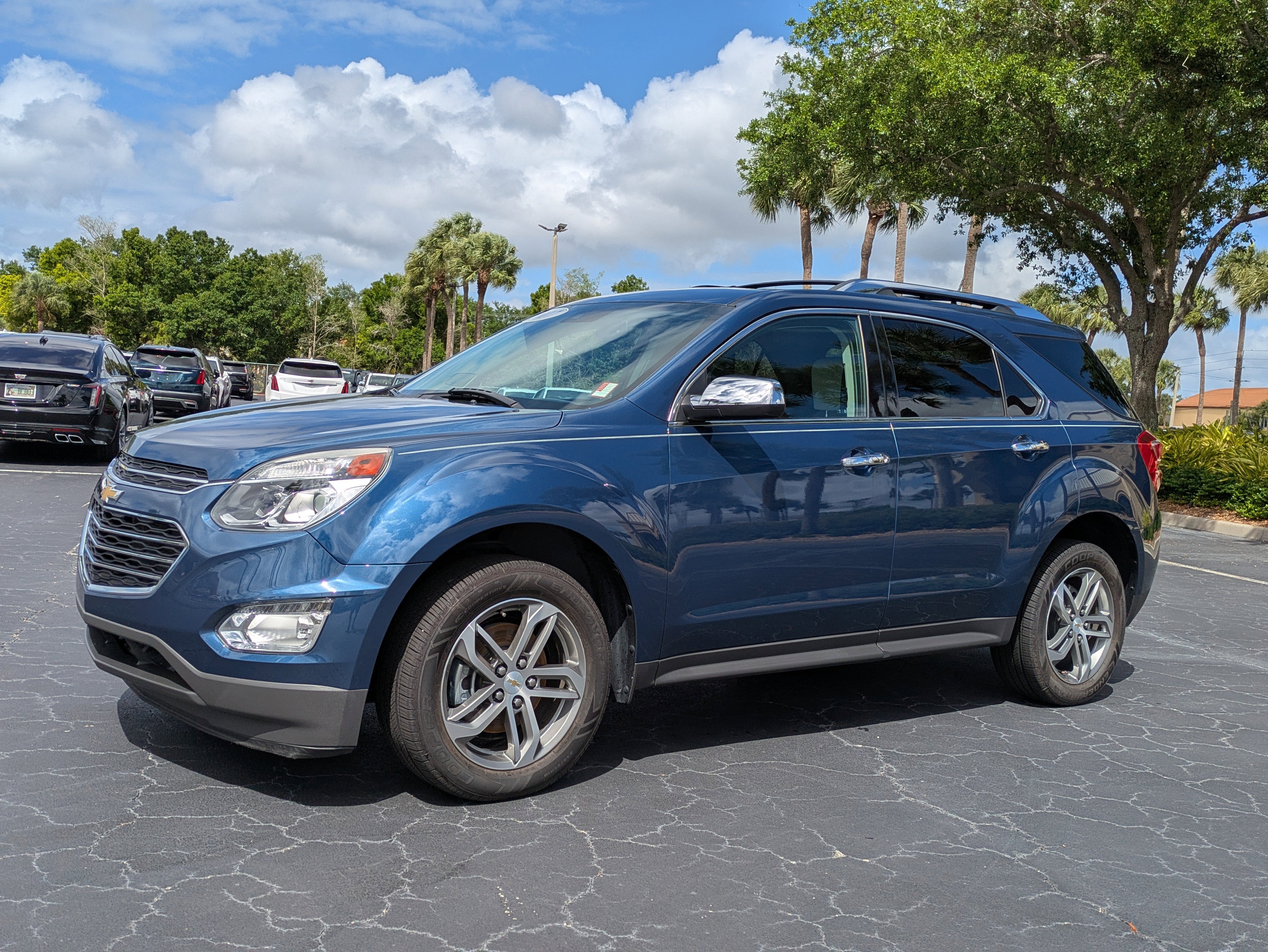 Used 2017 Chevrolet Equinox Premier w/ Enhanced Convenience Package FWD image 2