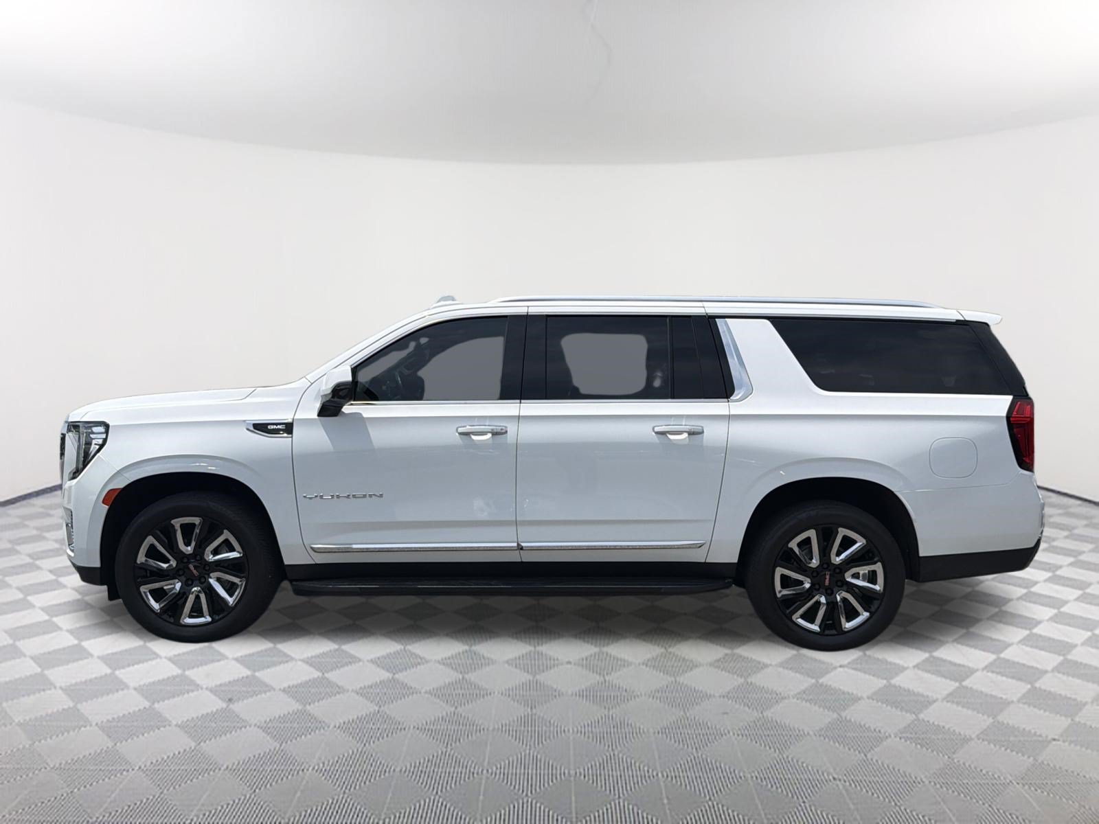 Certified 2021 GMC Yukon XL SLT w/ SLT Luxury Plus Package AWD/4WD image 2