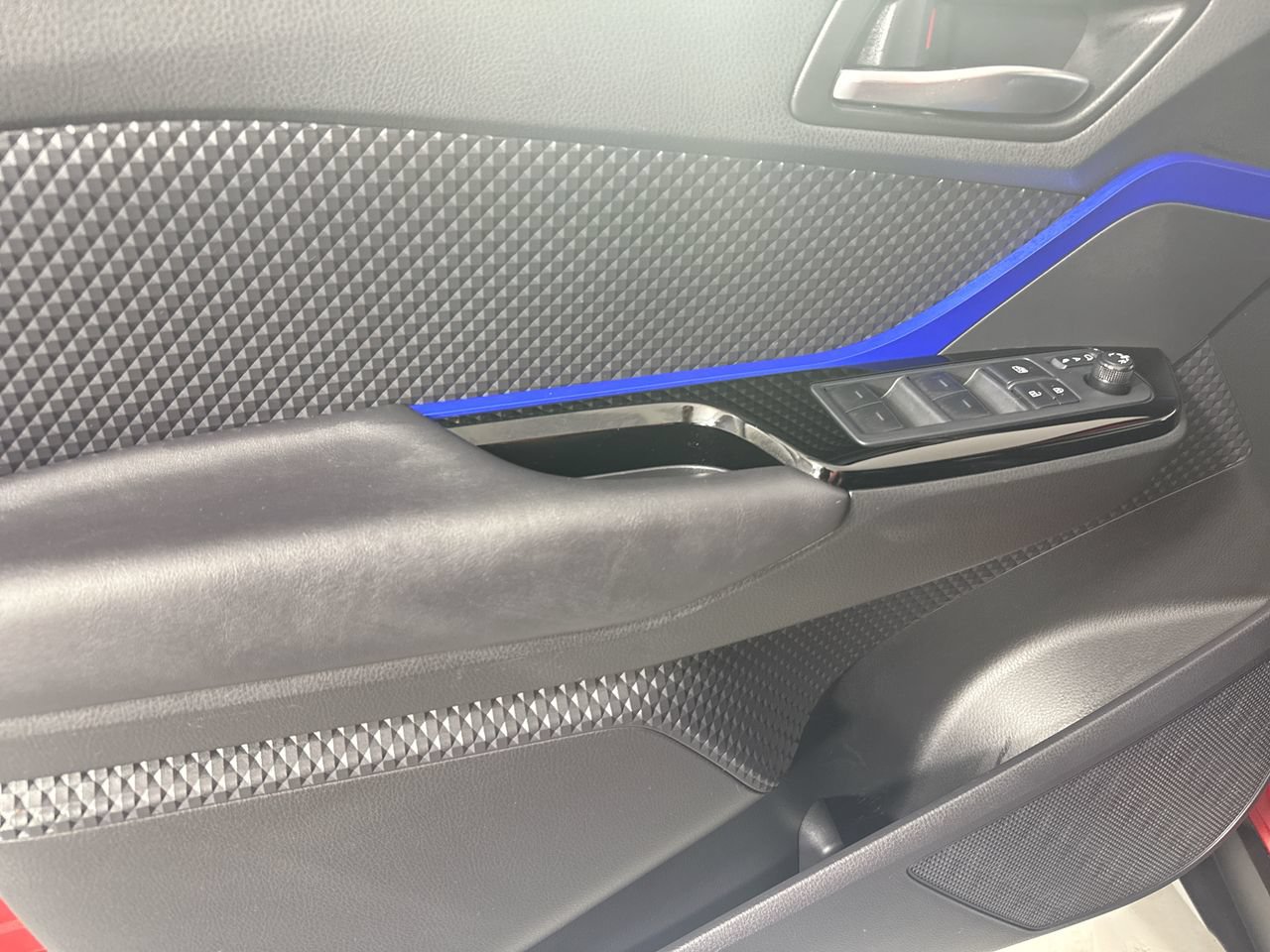 Used 2020 Toyota C-HR XLE FWD image 26