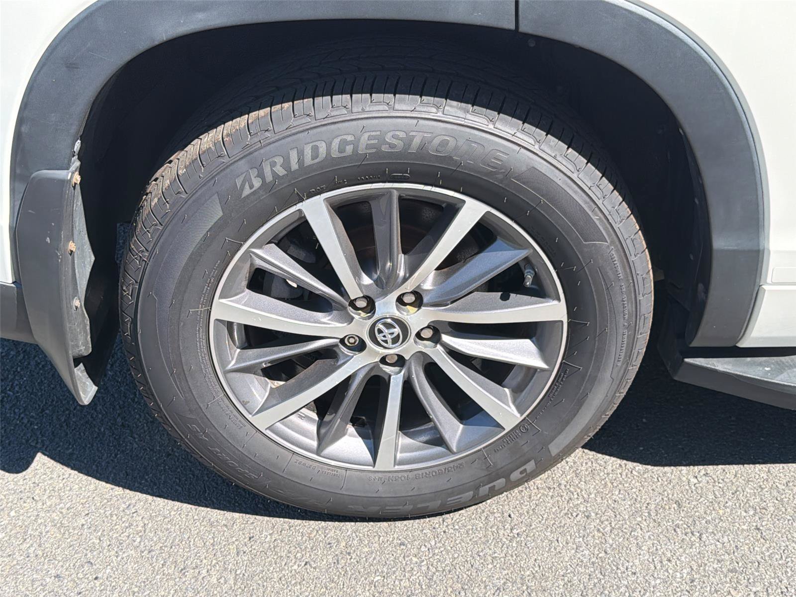 Used 2018 Toyota Highlander XLE AWD/4WD image 37