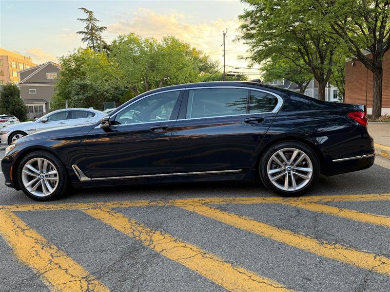 Used 2019 BMW 750i xDrive w/ Luxury Rear Seating Package AWD/4WD image 10