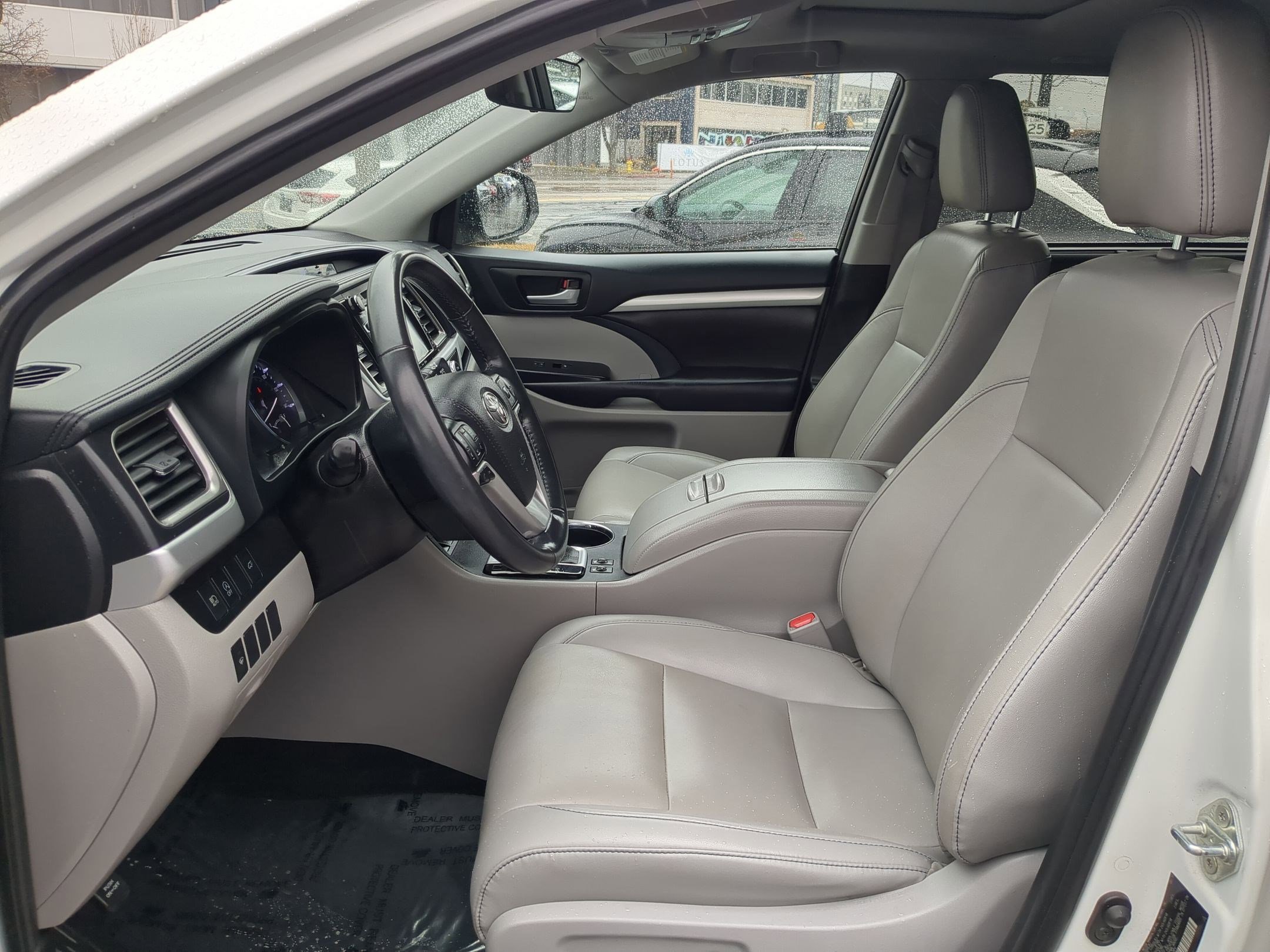 Used 2019 Toyota Highlander SE image 16
