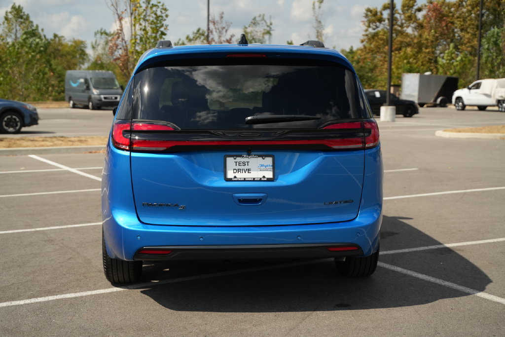 New 2027 Chrysler Pacifica Limited FWD image 6