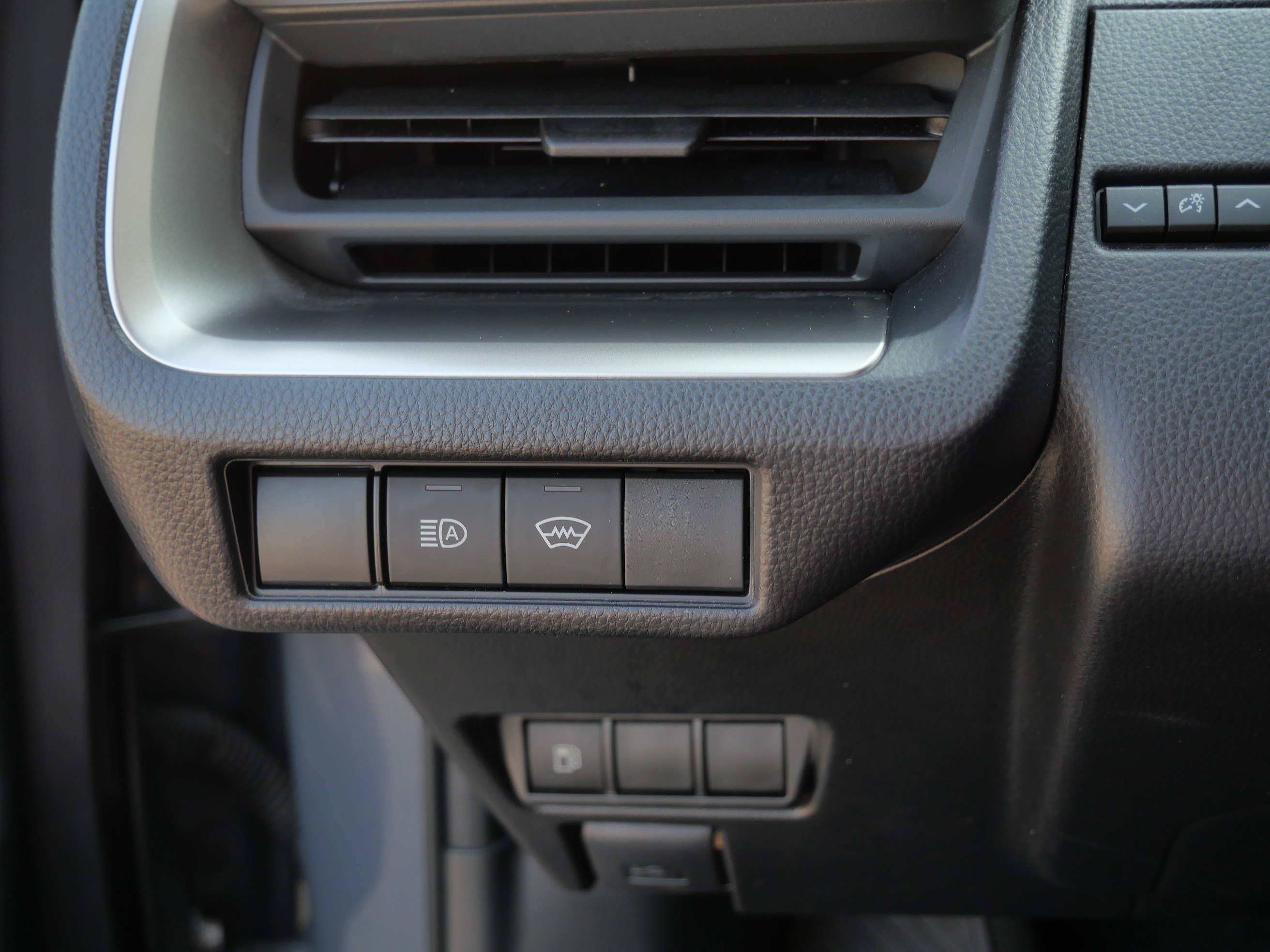 Certified 2025 Toyota Prius LE FWD image 27