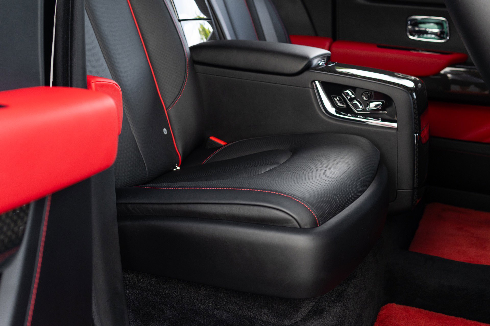 Used 2022 Rolls-Royce Cullinan Black Badge w/ Dark Exterior Package AWD/4WD image 68
