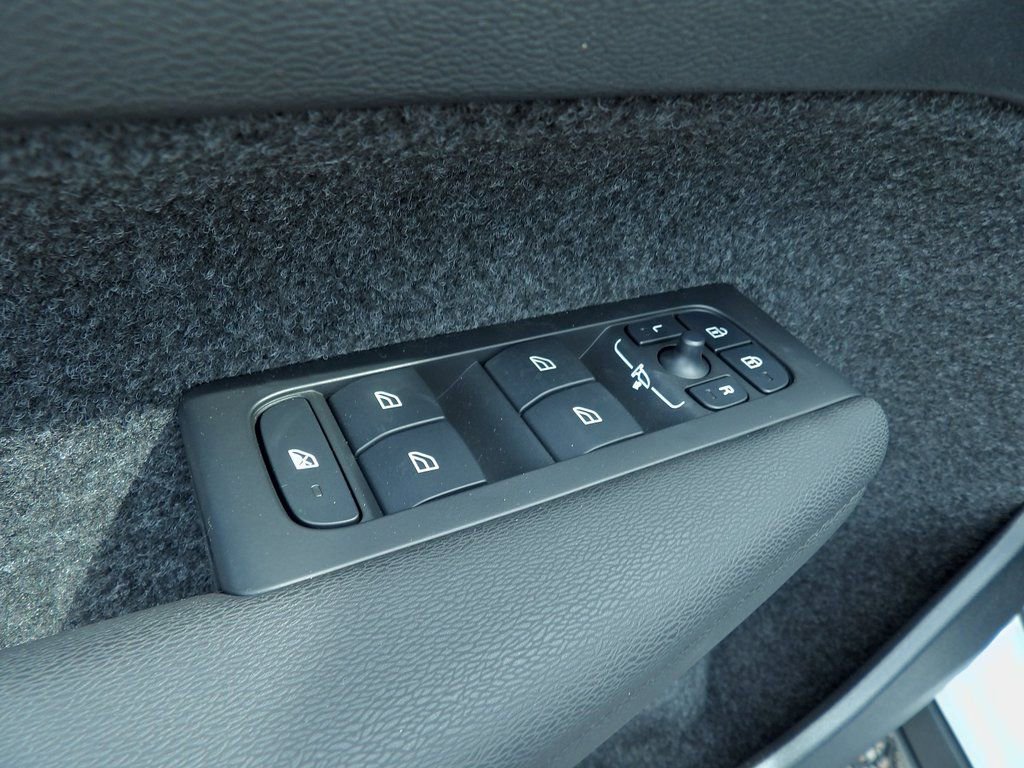 New 2025 Volvo XC40 B5 Plus w/ Climate Package AWD/4WD image 17