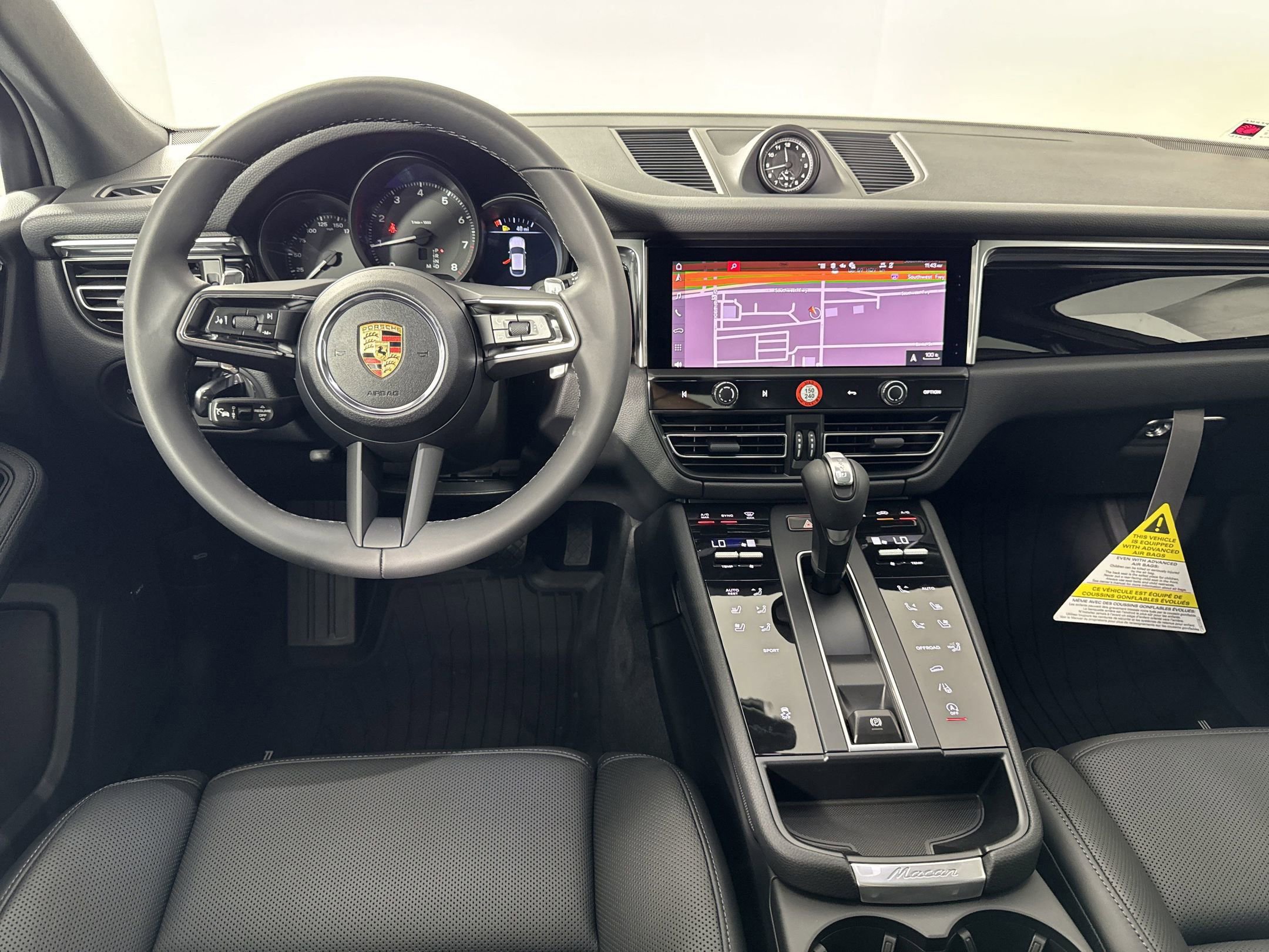 Certified 2025 Porsche Macan AWD/4WD image 27