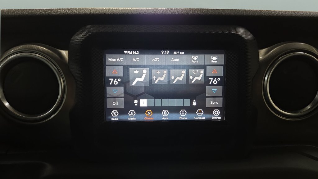 Used 2018 Jeep Wrangler Unlimited Sahara w/ Safetytec Group AWD/4WD image 13