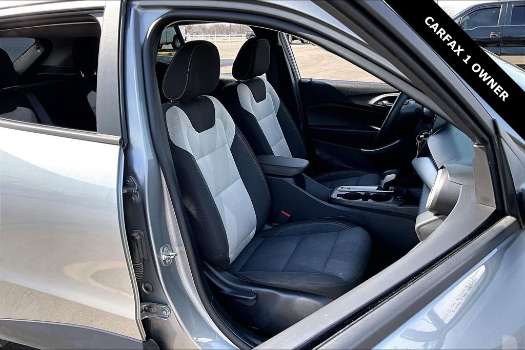 Used 2025 Chevrolet Trax LS w/ LS Convenience Package image 27