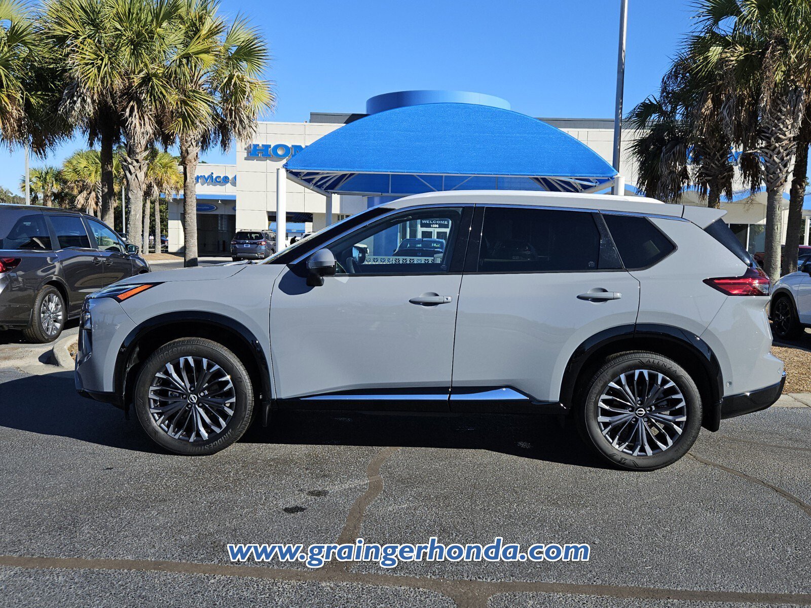 Used 2024 Nissan Rogue Platinum image 2