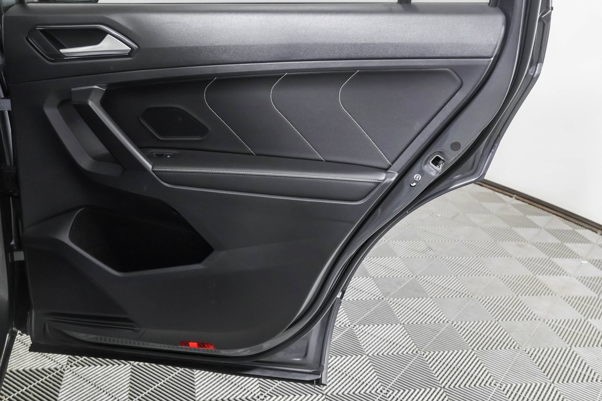 Used 2023 Volkswagen Tiguan SE R-Line FWD image 44