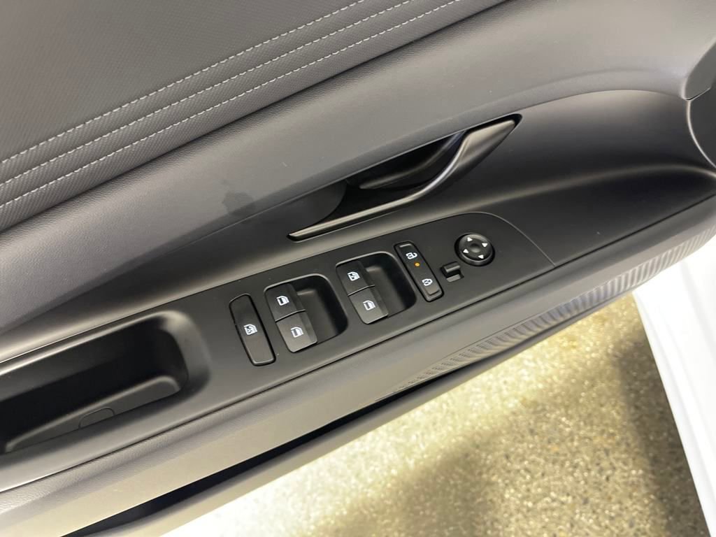 New 2025 Hyundai Elantra SEL image 18