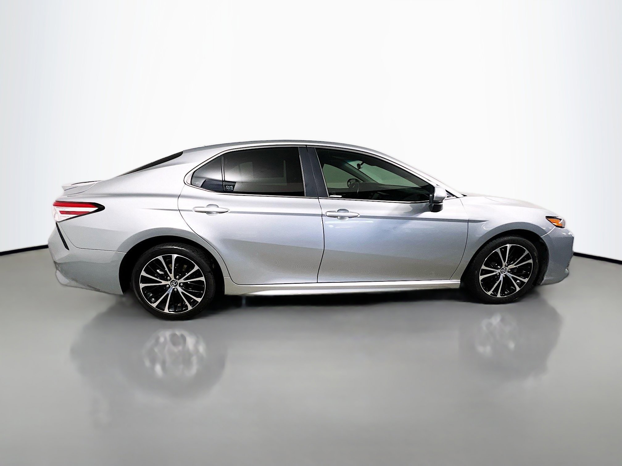 Used 2020 Toyota Camry SE image 3