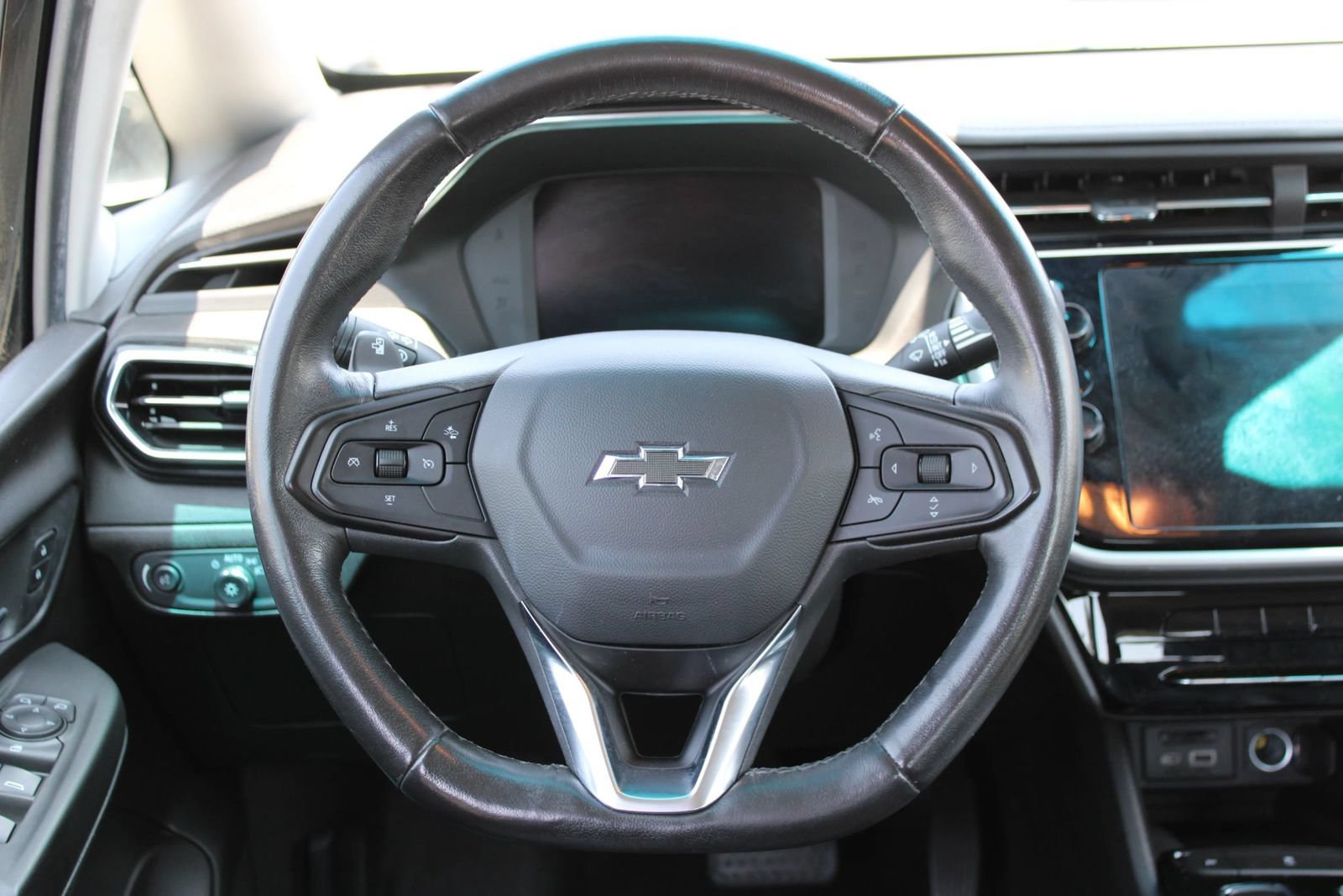 Used 2022 Chevrolet Bolt LT w/ Infotainment Package FWD image 28