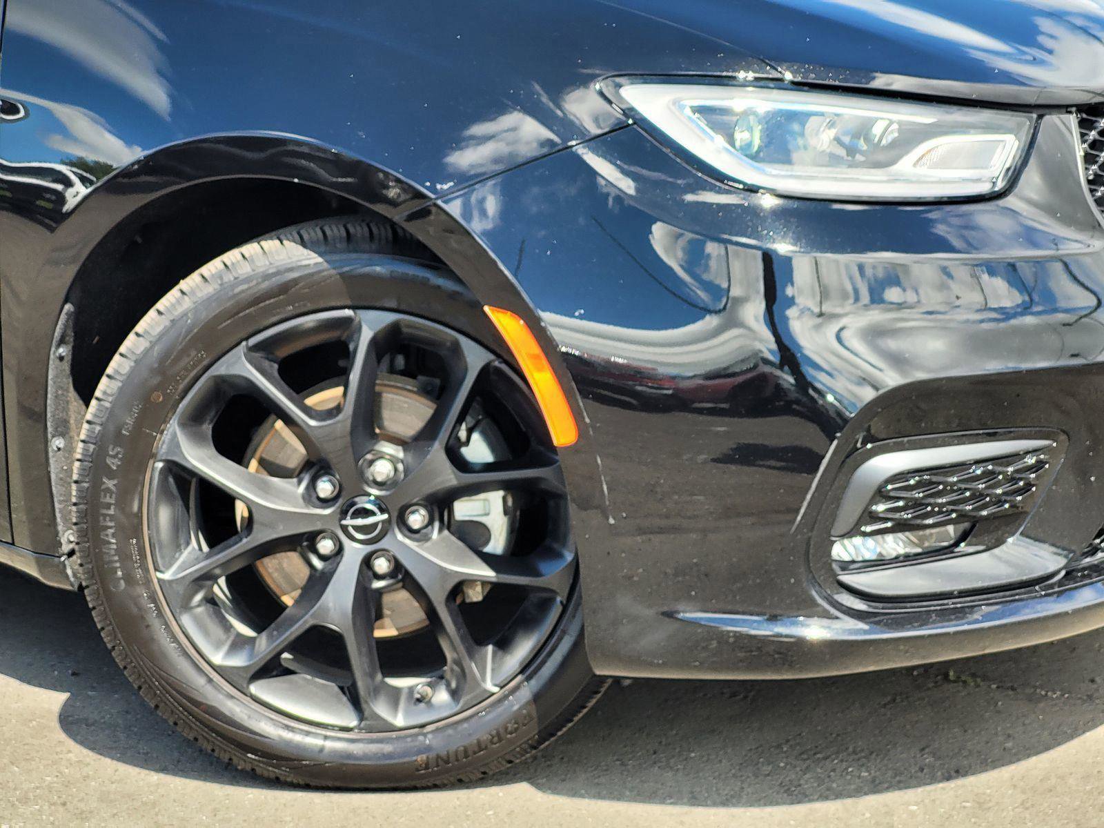 Used 2025 Chrysler Pacifica Limited image 5