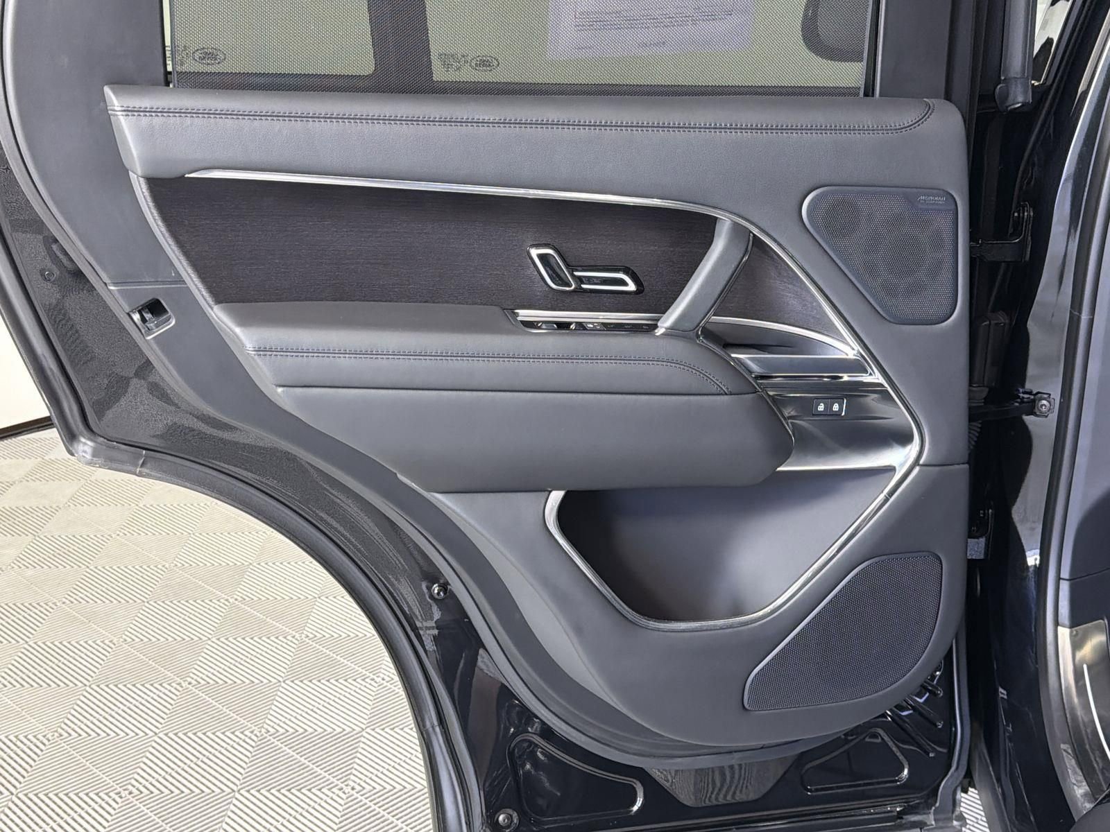 Certified 2025 Land Rover Range Rover SE image 24