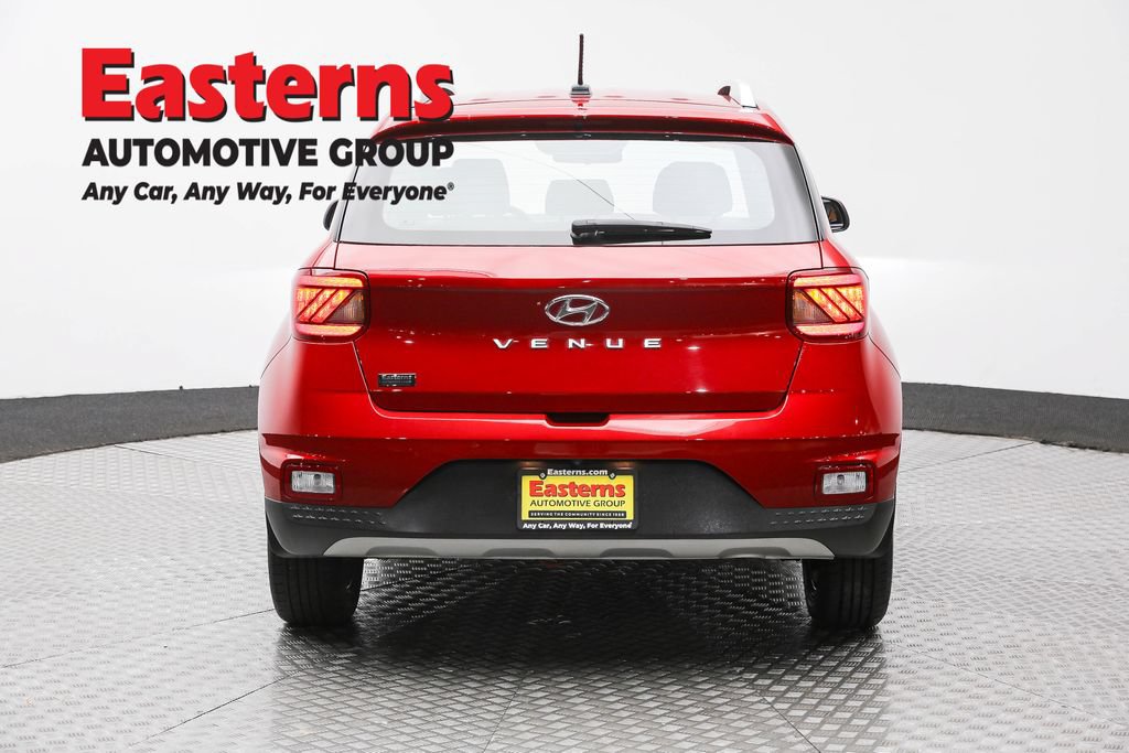 Used 2023 Hyundai Venue Limited FWD image 6