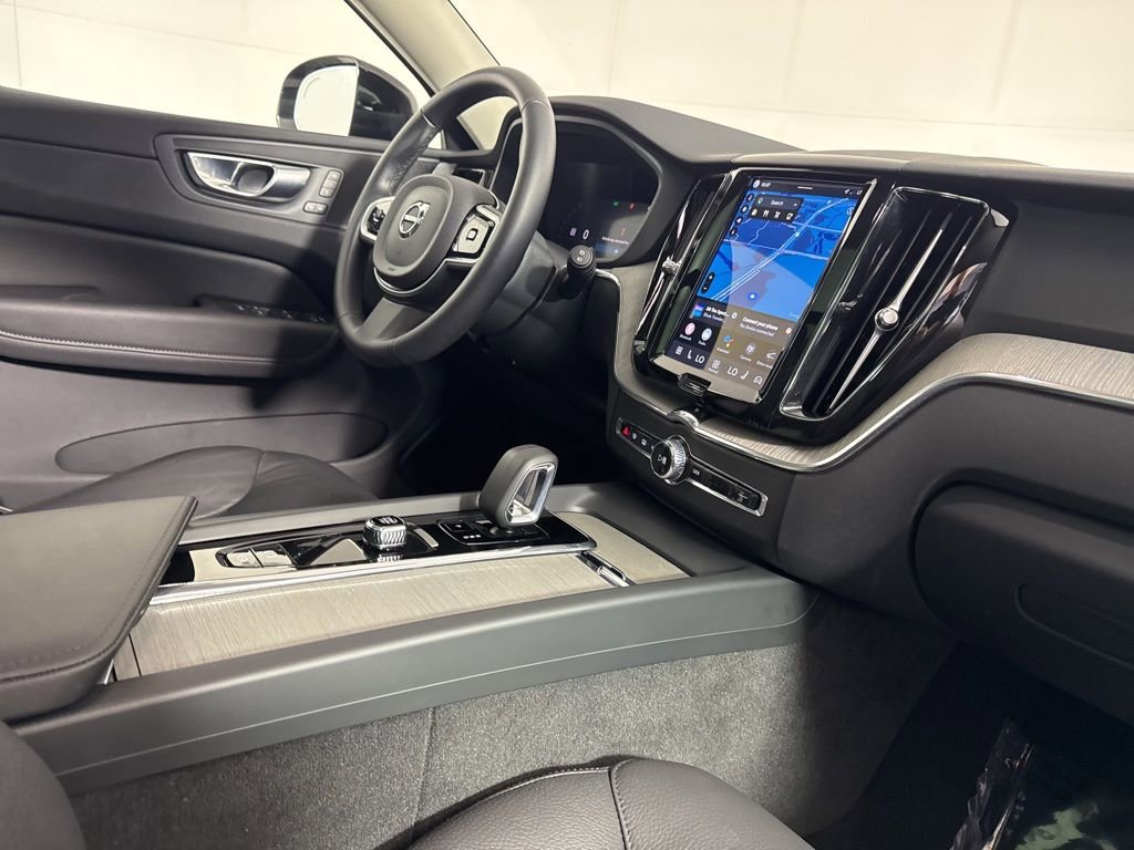 Used 2025 Volvo XC60 B5 Plus image 9