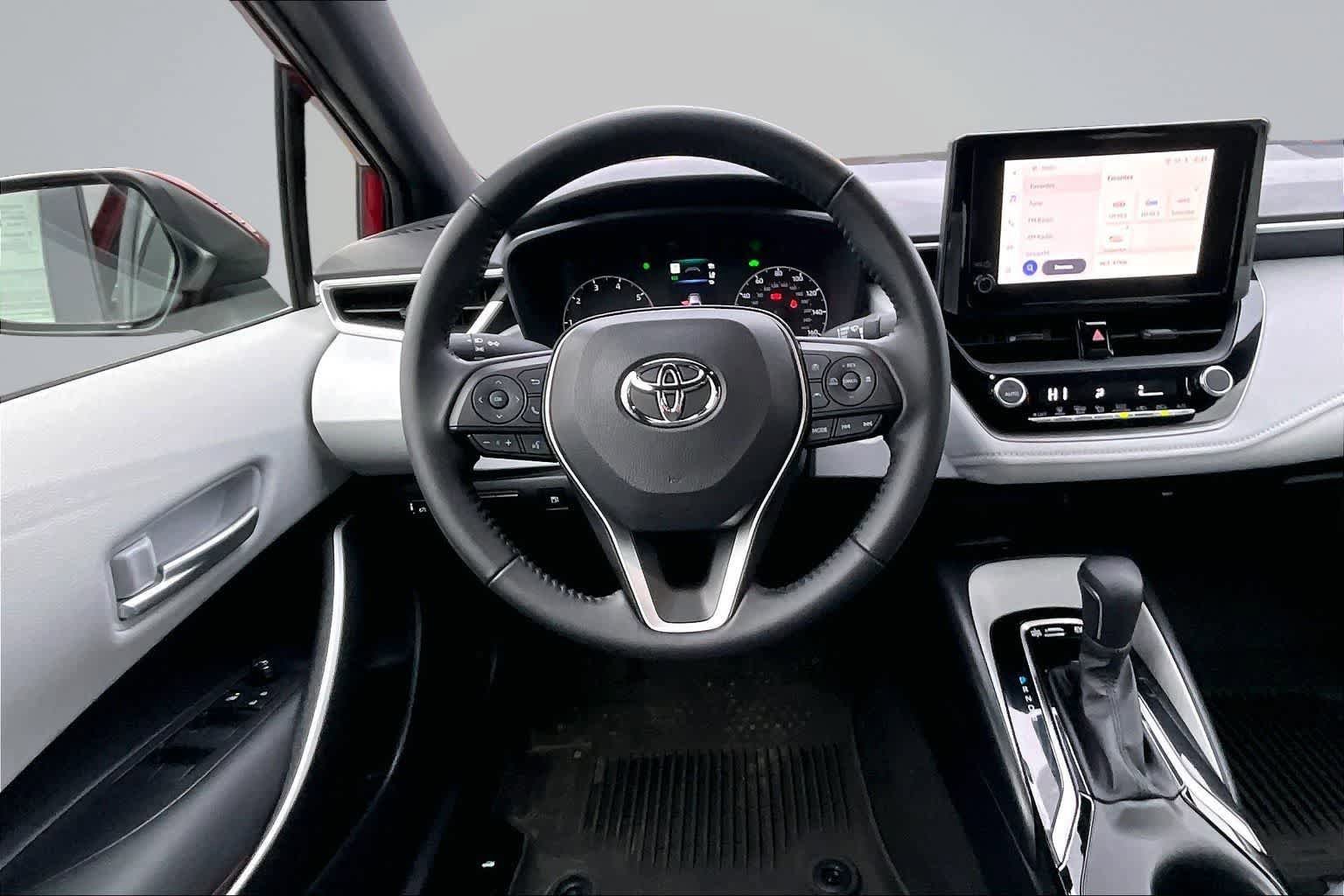 Used 2025 Toyota Corolla SE w/ Convenience Package FWD image 15