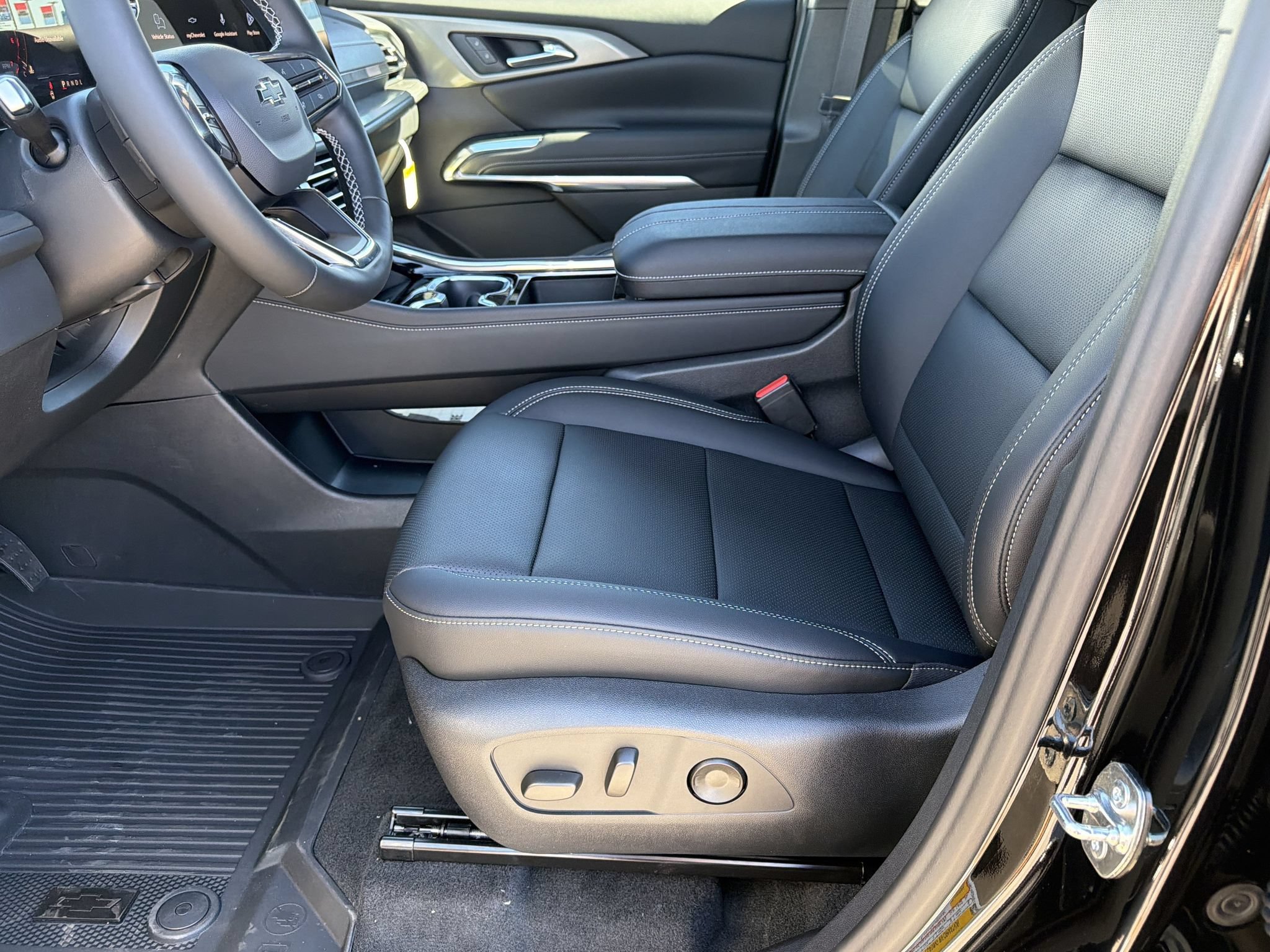 New 2027 Chevrolet Traverse LT w/ Midnight/Sport Edition FWD image 16