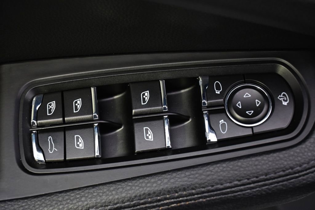Used 2022 Porsche Macan AWD/4WD image 23