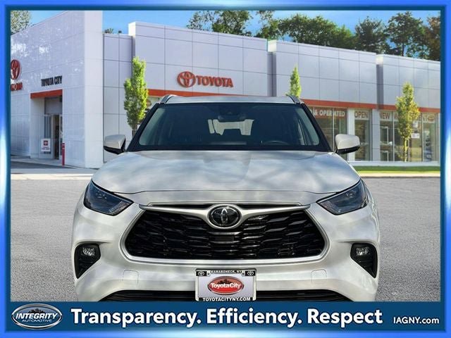 Used 2022 Toyota Highlander XLE AWD/4WD image 5