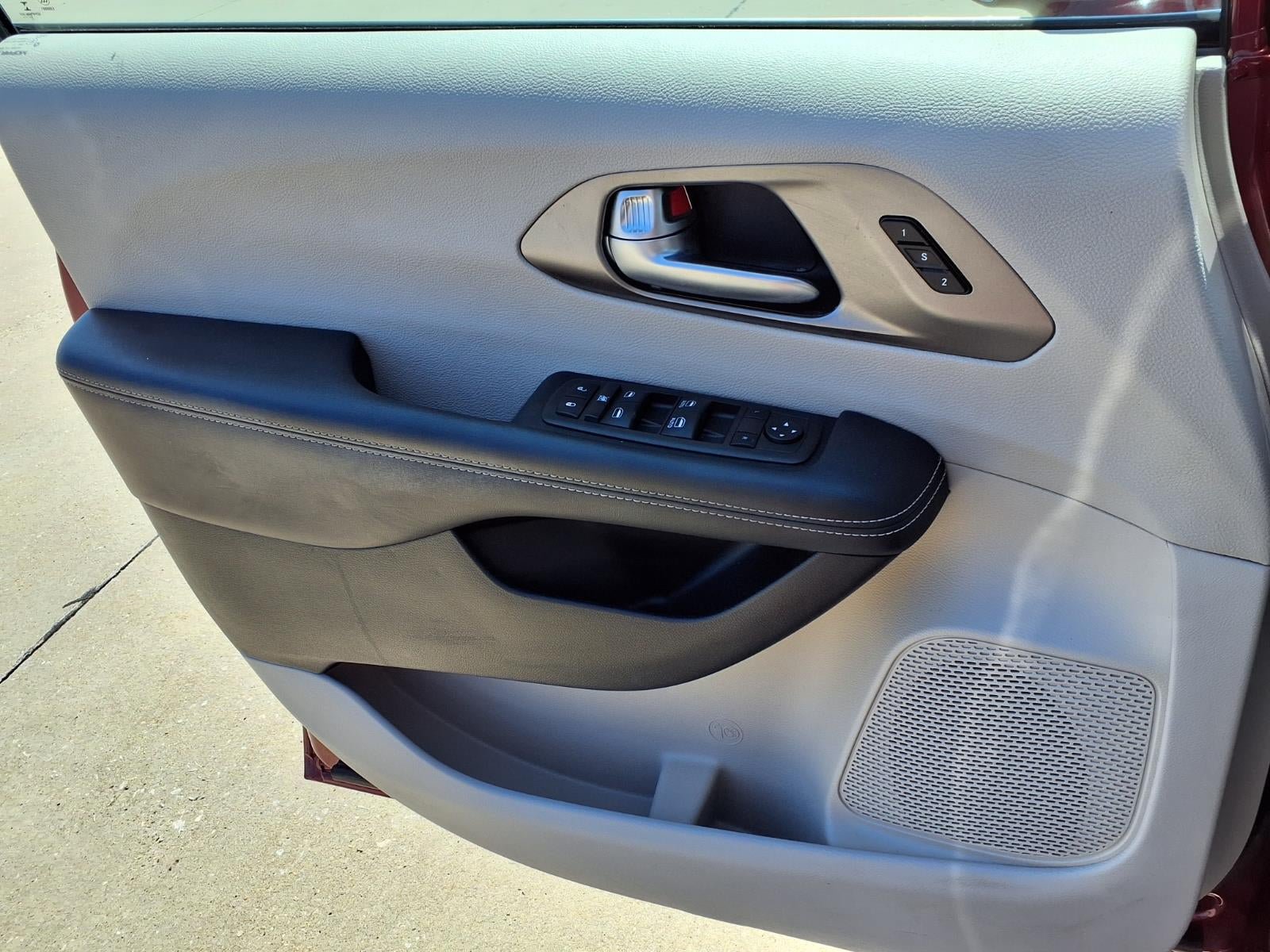 Certified 2022 Chrysler Pacifica Touring-L AWD/4WD image 19