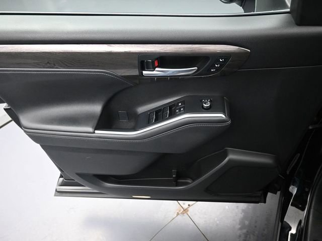 Used 2024 Toyota Highlander Platinum image 28
