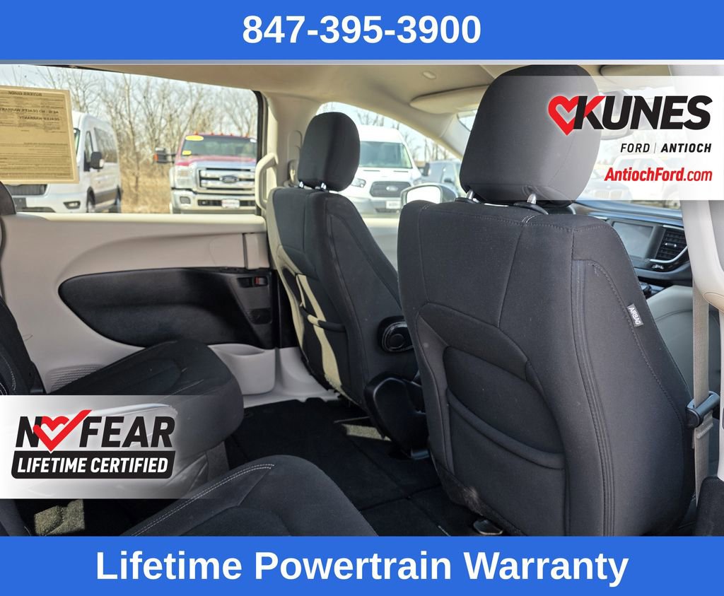 Used 2022 Chrysler Voyager LX image 24