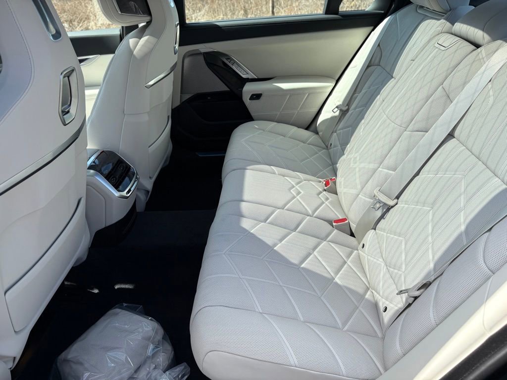 Used 2025 BMW i7 xDrive60 w/ Premium Package image 19