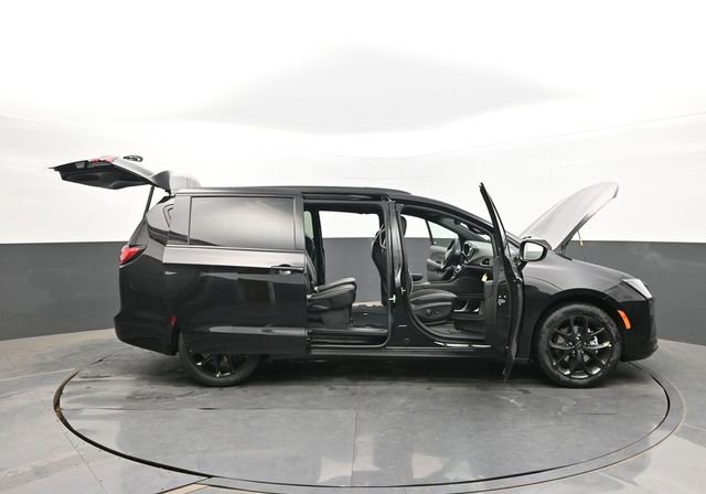 New 2027 Chrysler Pacifica Limited FWD image 63