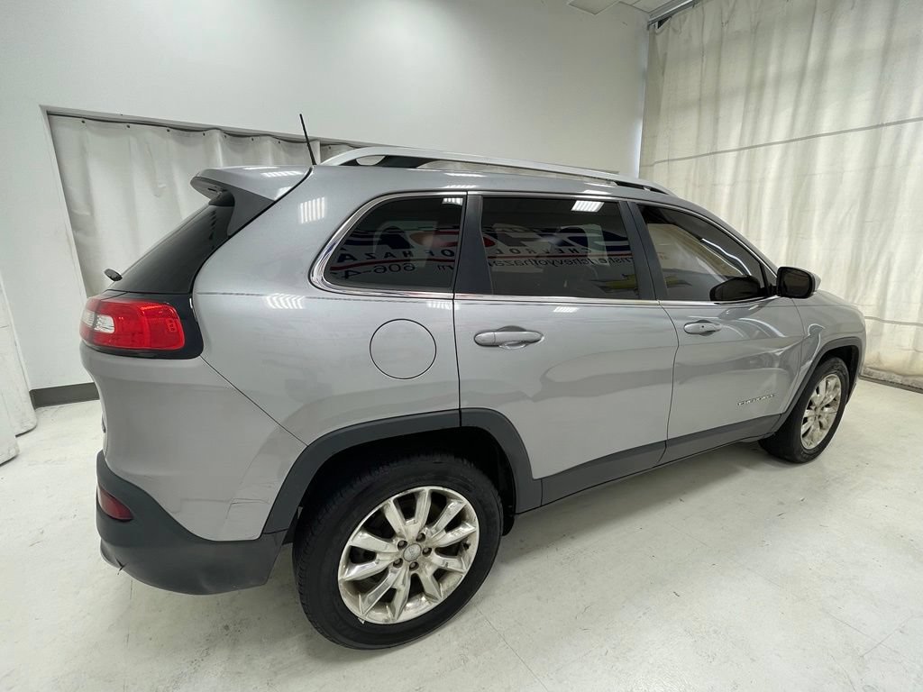 Used 2017 Jeep Cherokee Limited AWD/4WD image 4