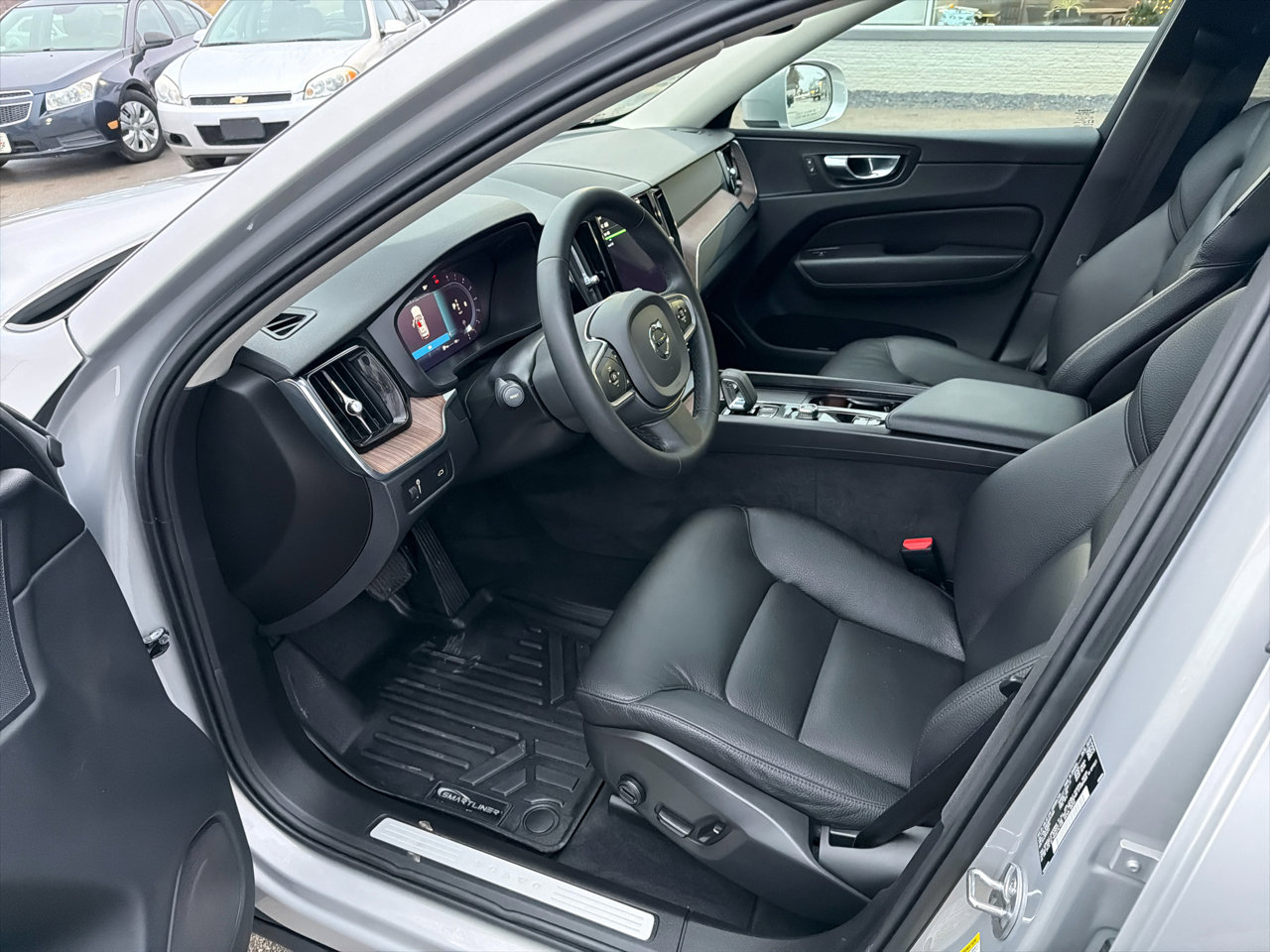 Used 2022 Volvo XC60 B5 Momentum w/ Climate Package image 16