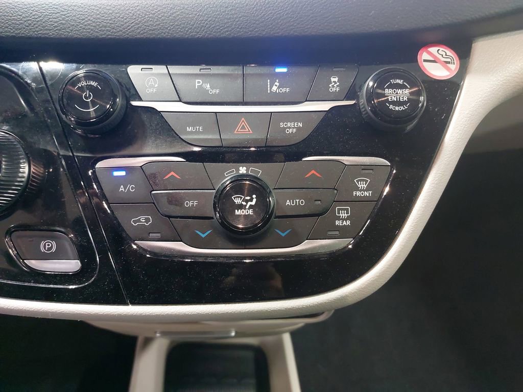 Used 2024 Chrysler Pacifica Touring-L FWD image 20