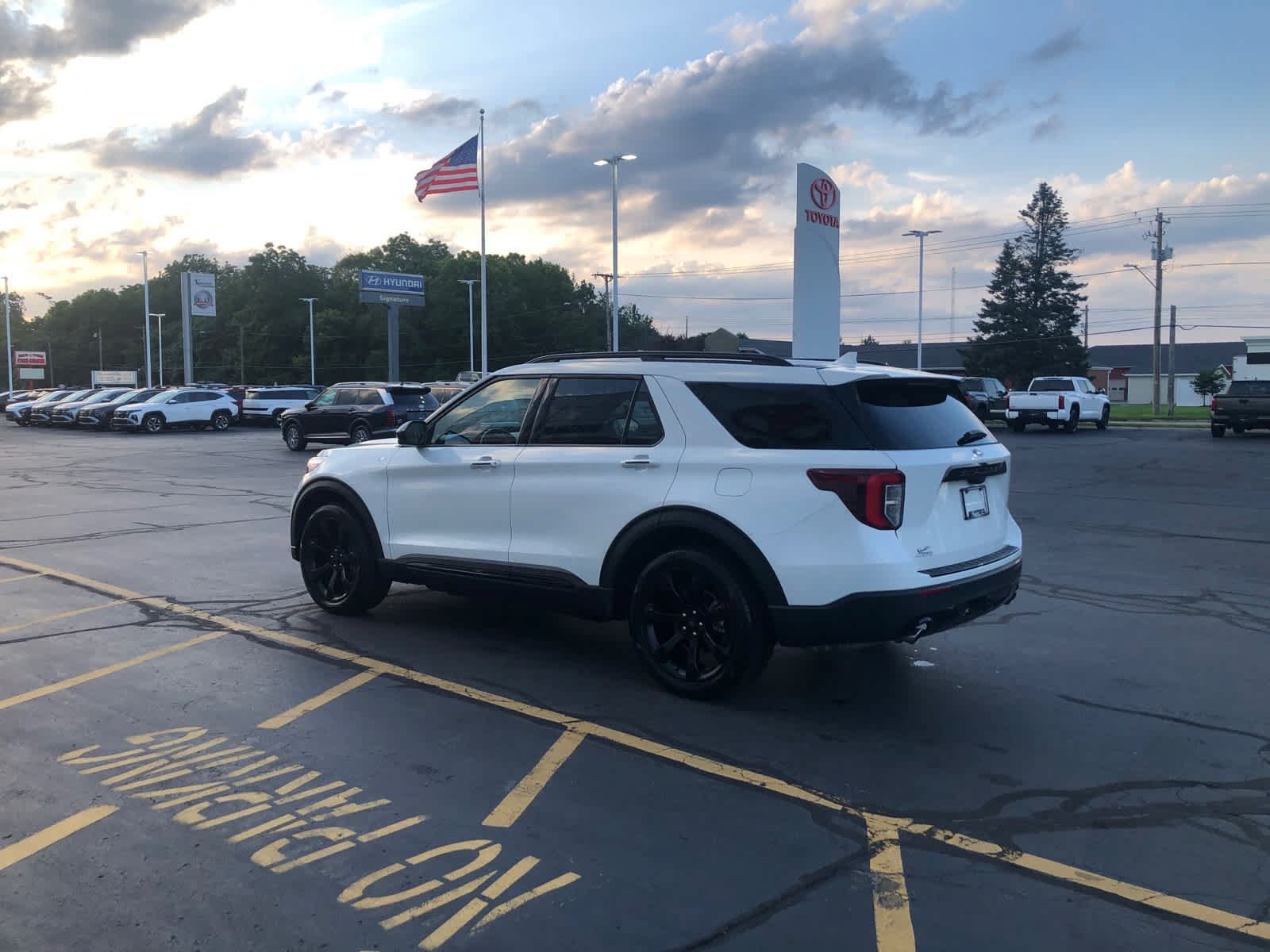 Used 2024 Ford Explorer ST-Line w/ Class IV Trailer Tow Package AWD/4WD image 3