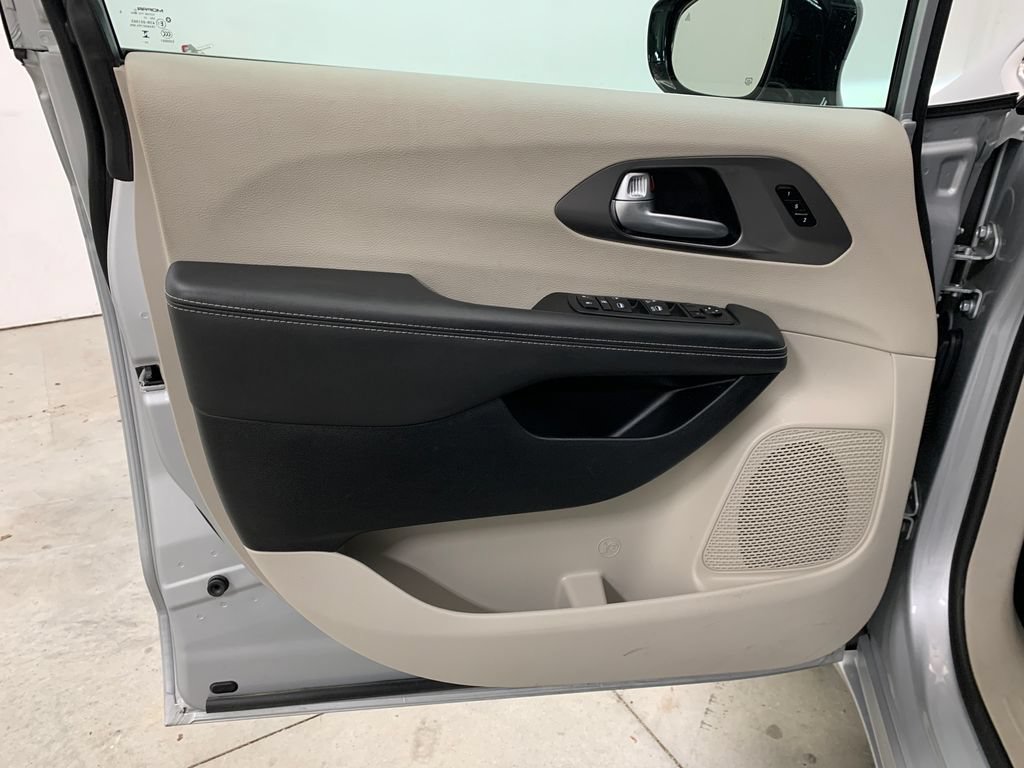 Used 2024 Chrysler Pacifica Touring-L FWD image 18