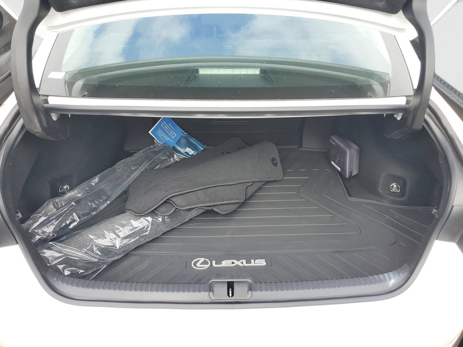 Used 2025 Lexus ES 300h w/ Premium Package FWD image 8