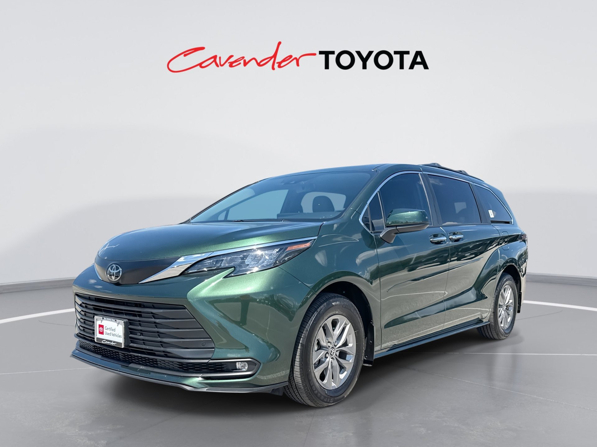 Used 2026 Toyota Sienna XLE FWD image 1