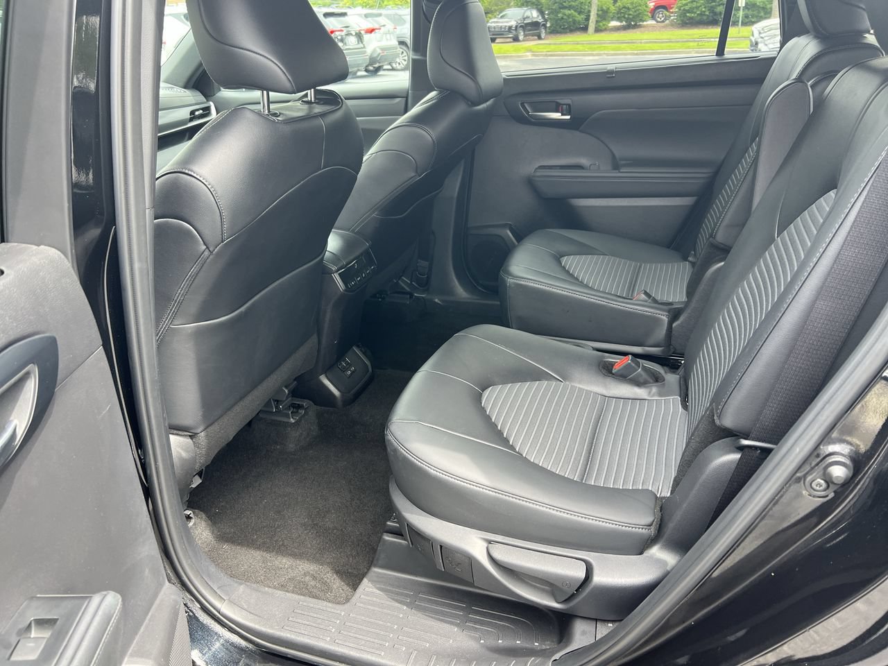 Used 2025 Toyota Highlander XSE AWD/4WD image 32