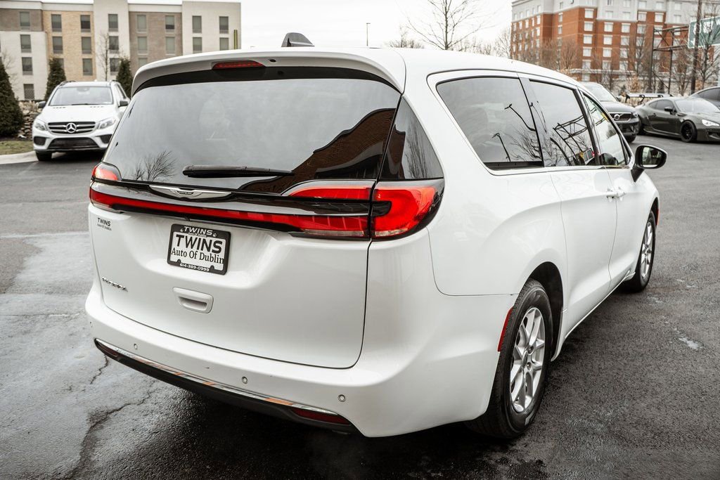 Used 2023 Chrysler Pacifica Touring-L image 44