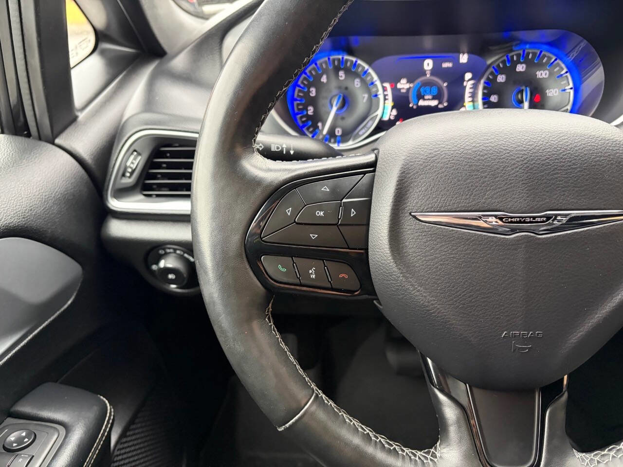 Used 2019 Chrysler Pacifica Touring-L w/ Advanced Safetytec Group FWD image 24