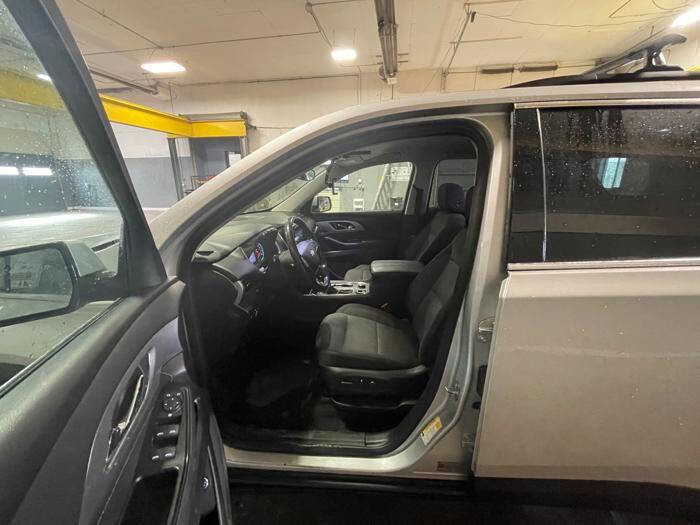 Used 2020 Chevrolet Traverse LT image 21