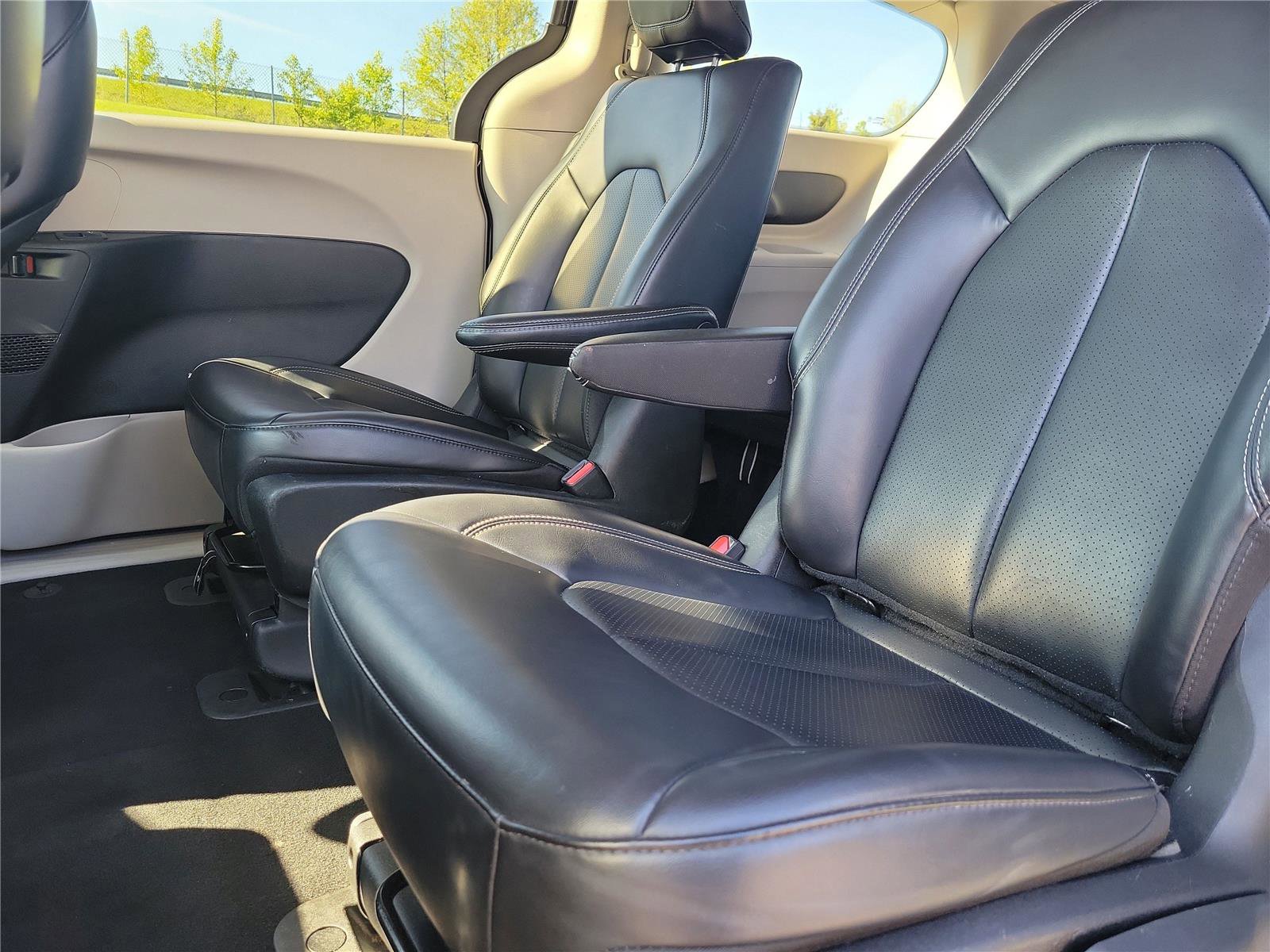 Used 2023 Chrysler Pacifica Touring-L image 12