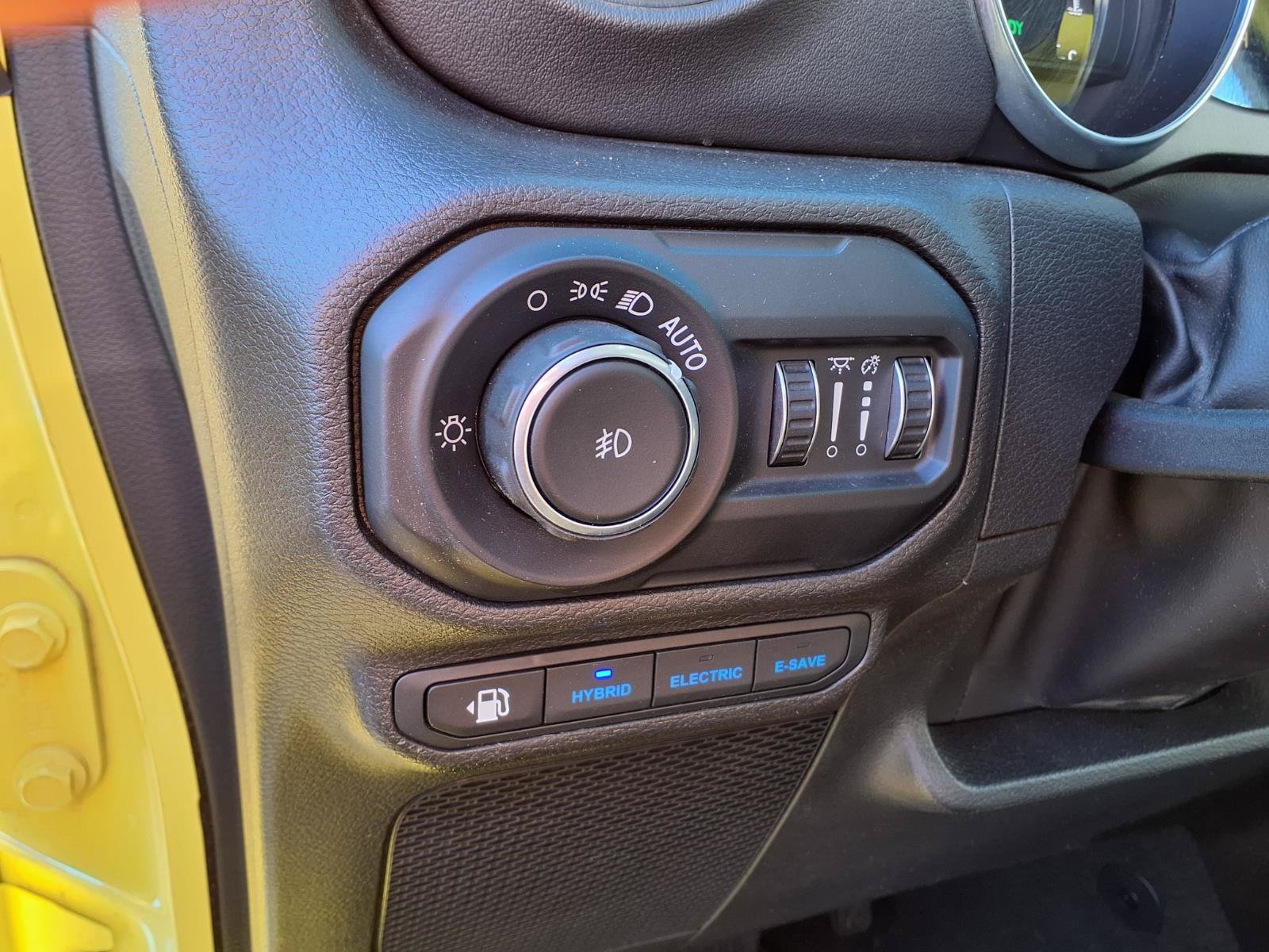 Used 2022 Jeep Wrangler Unlimited Sahara AWD/4WD image 22