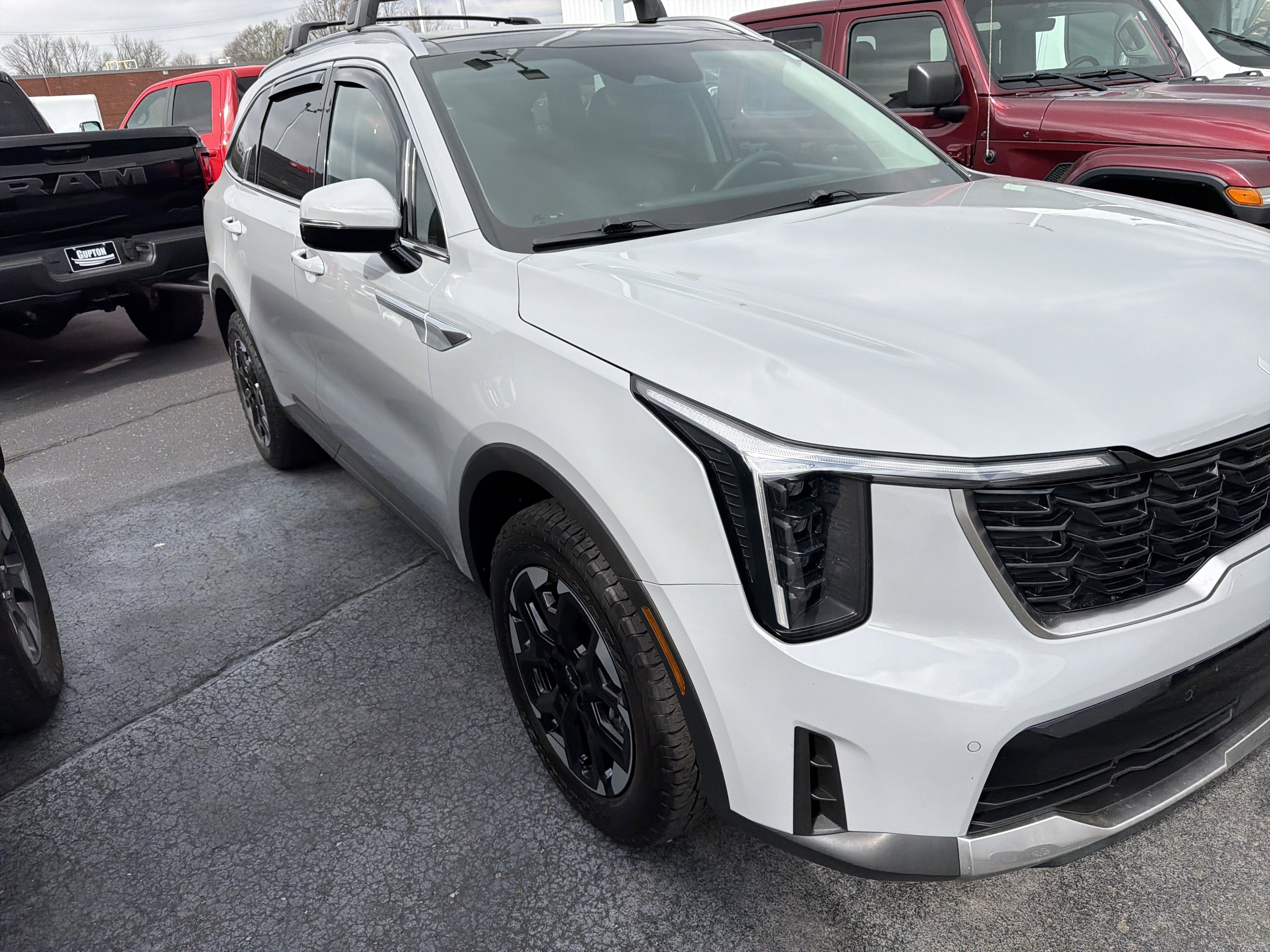 Used 2024 Kia Sorento S w/ Panoramic Sunroof Package image 5