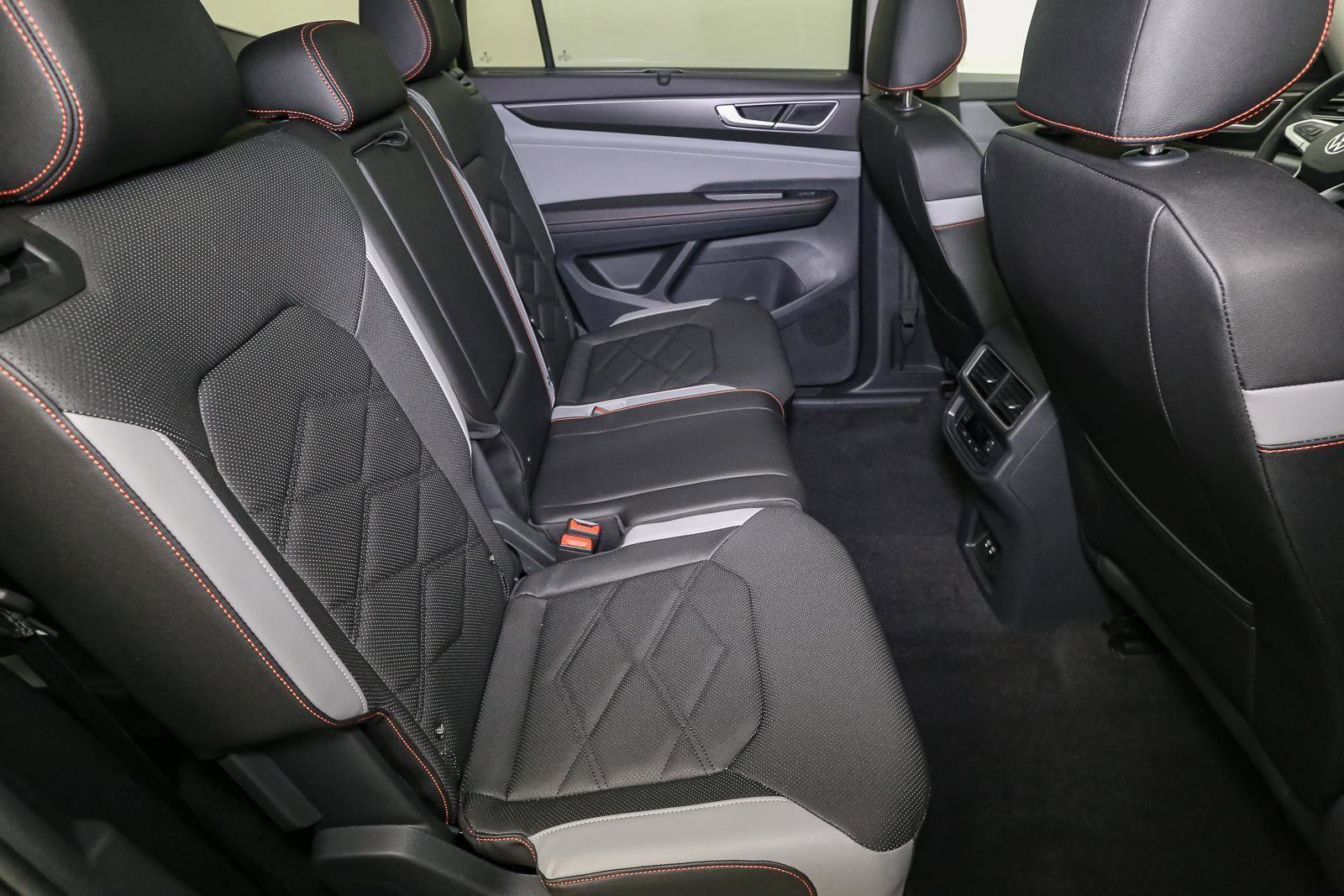 Certified 2025 Volkswagen Atlas Peak Edition SE AWD/4WD image 25