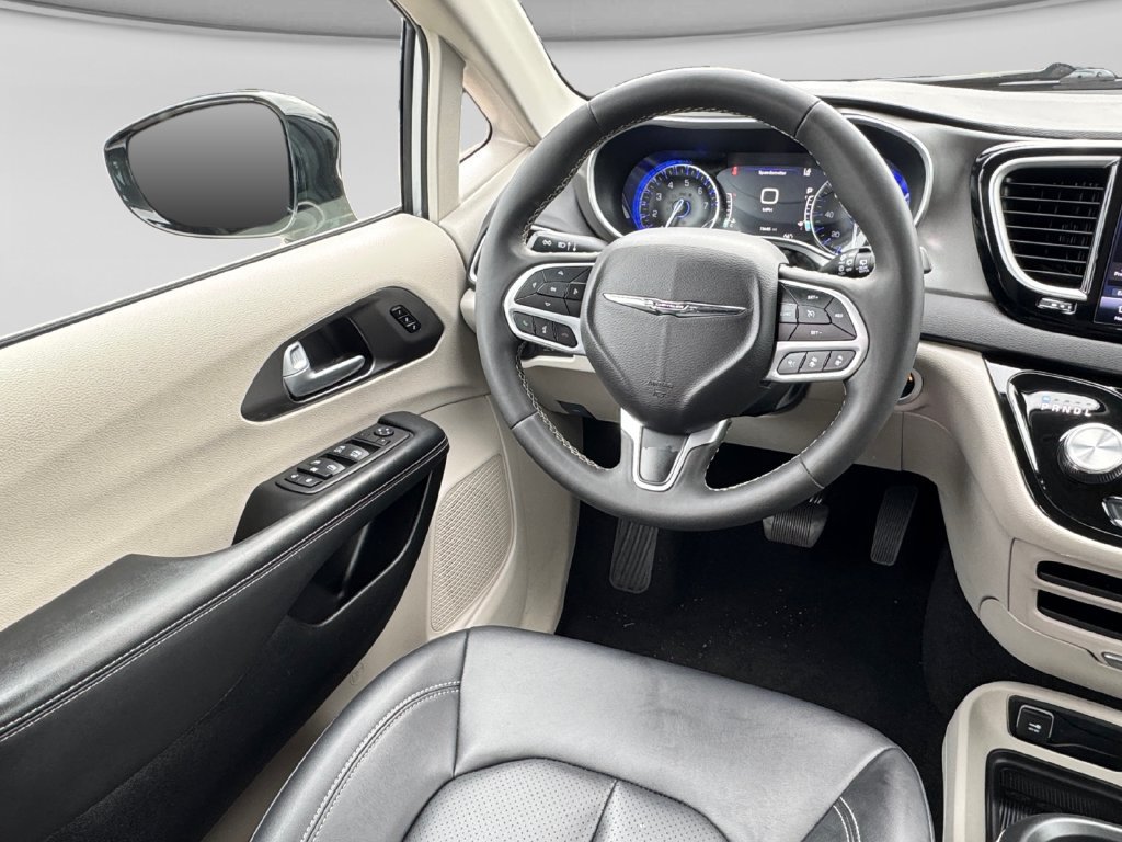 Used 2024 Chrysler Pacifica Touring-L FWD image 22