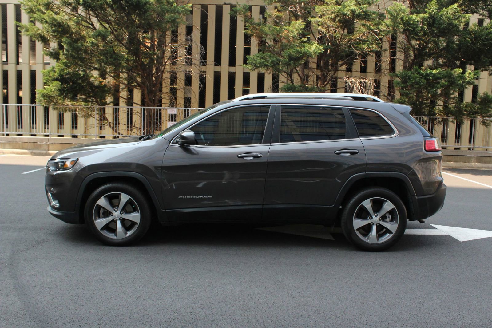 Used 2020 Jeep Cherokee Limited FWD image 11